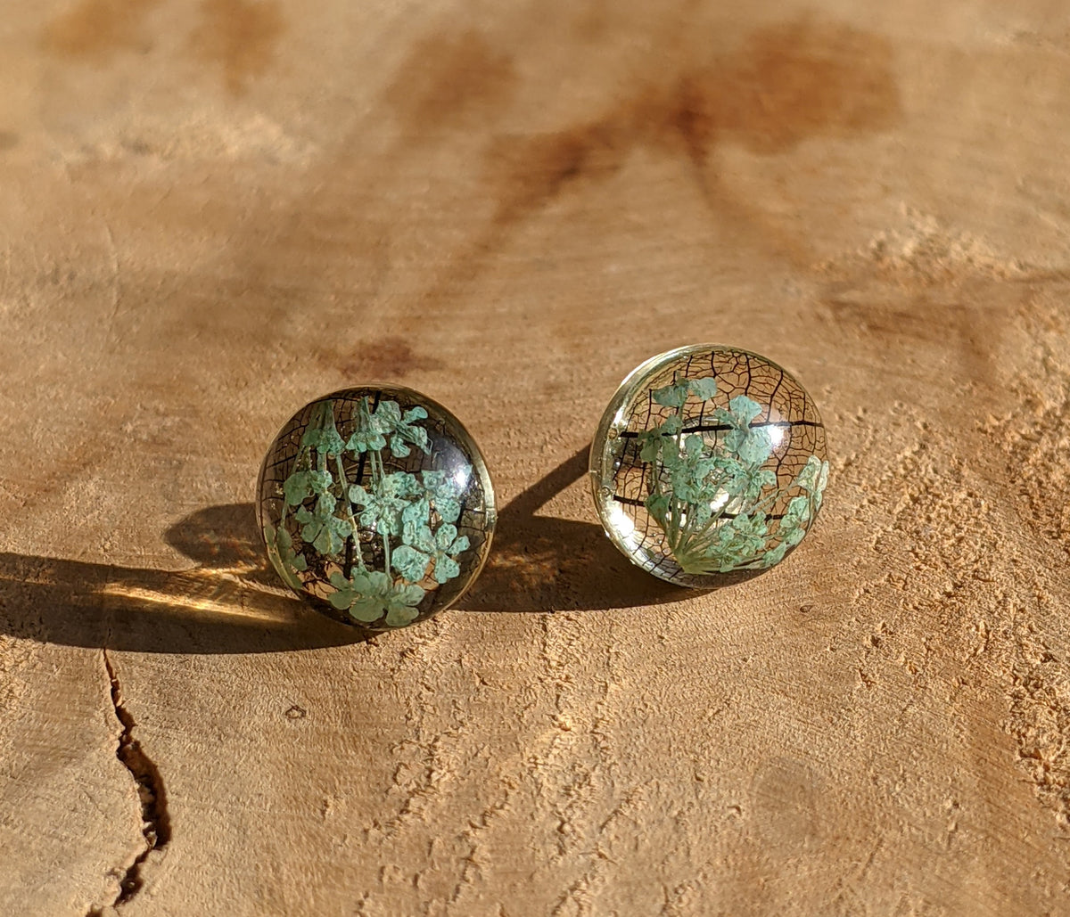 Turquoise flower black skeleton leaf resin stud earrings top view, botanical jewelry handmade in Belgium