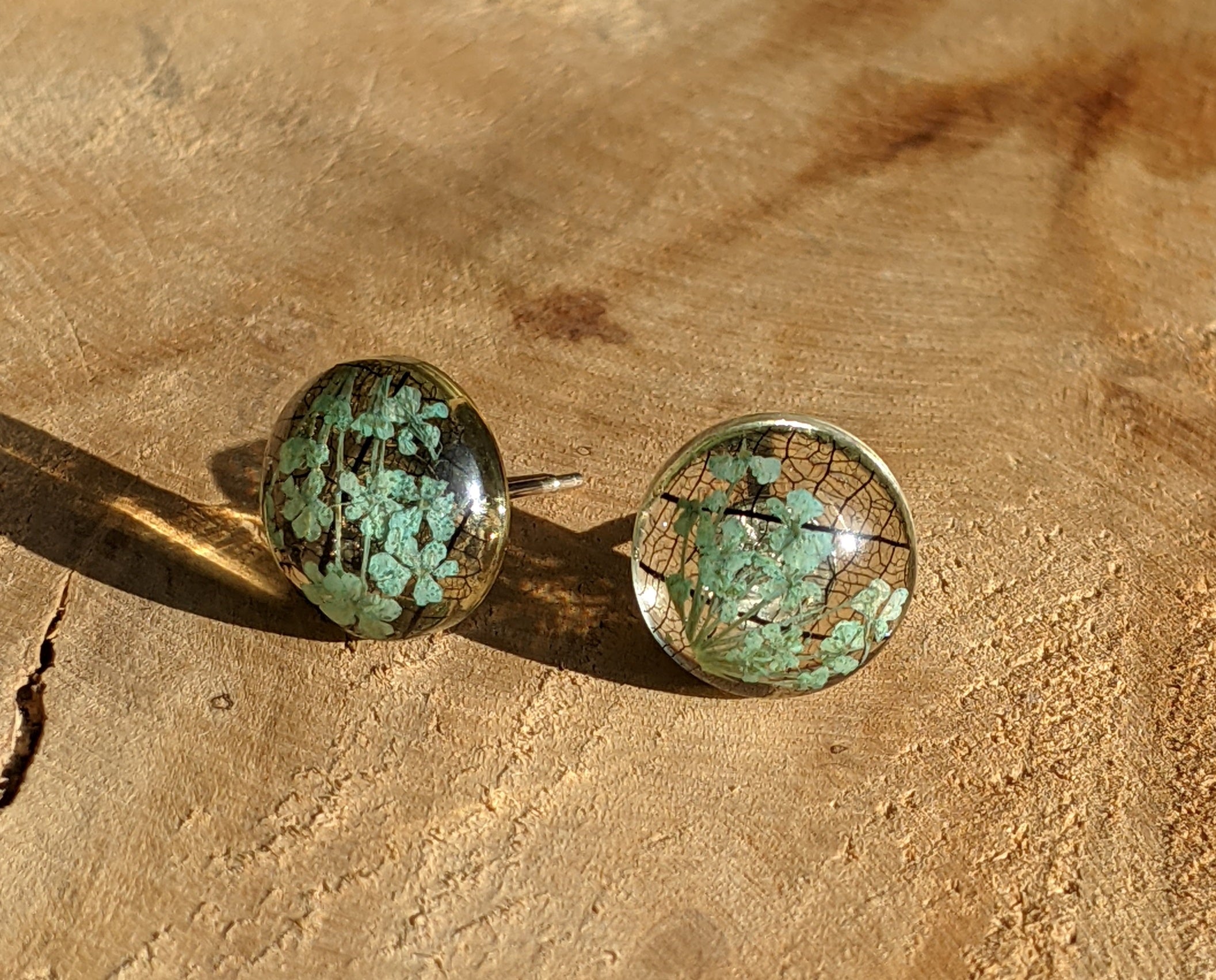 Boucles d'oreilles puces en résine turquoise, motif feuille squelette noire et fleur turquoise