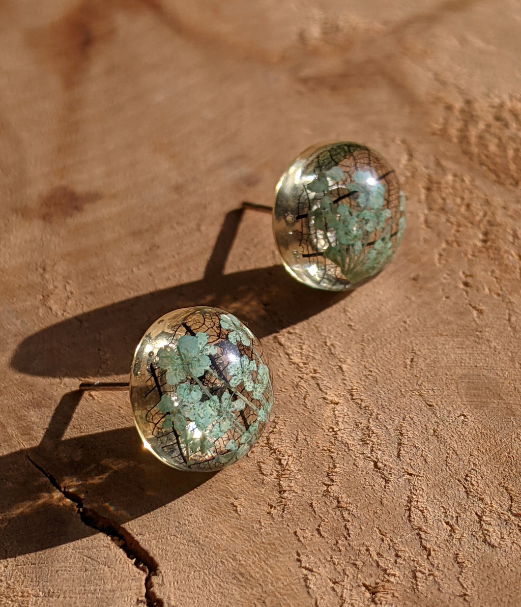 Boucles d'oreilles puces en résine turquoise, motif feuille squelette noire et fleur turquoise