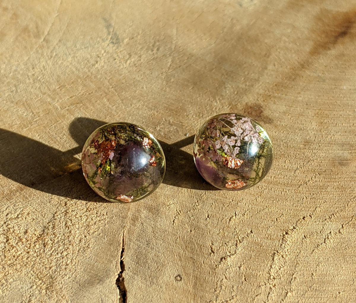 Natural amethyst moss and real flower resin studs top view, gemstone botanical jewelry Belgium