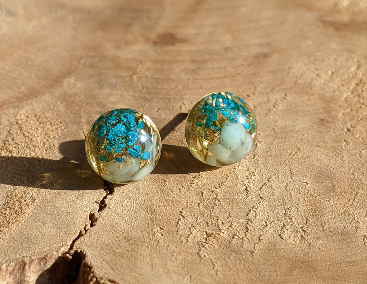 Natural aquamarine and real flower resin studs top view, gemstone jewelry handmade in Belgium