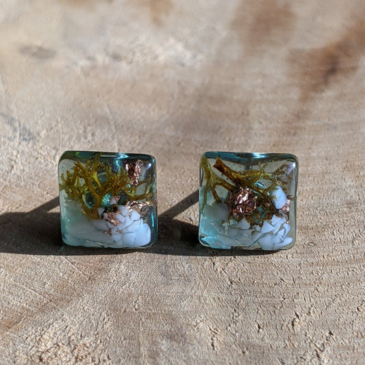 Handmade white stone moss and copper flakes resin square stud earrings 10mm, EL Creations Belgium