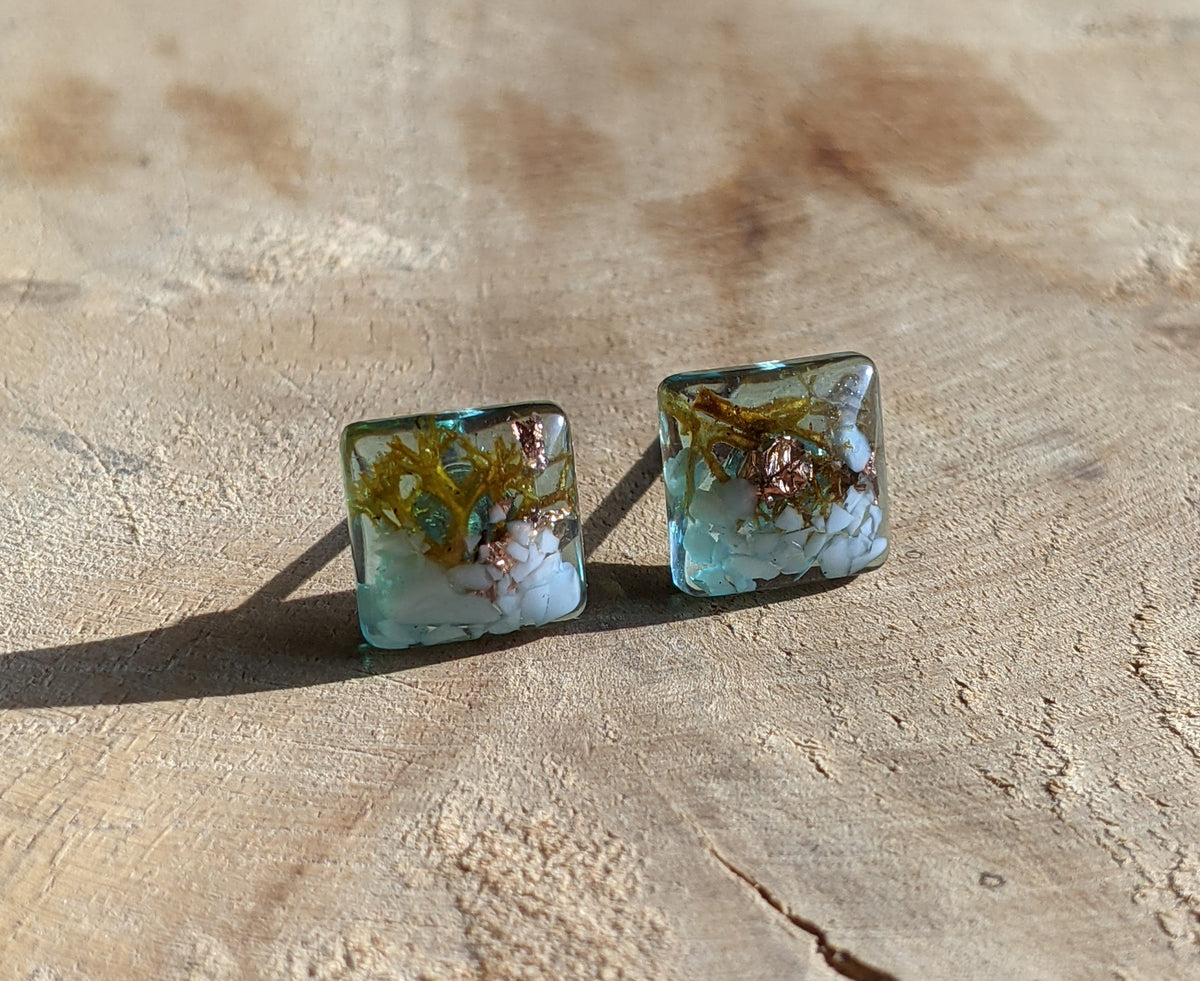 White stone moss copper flake resin square studs top view, coastal nature jewelry handmade in Belgium