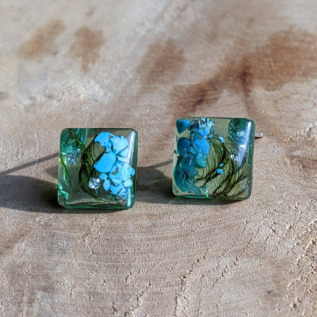 Handmade turquoise stone moss and silver flakes resin square stud earrings 12mm, EL Creations Belgium