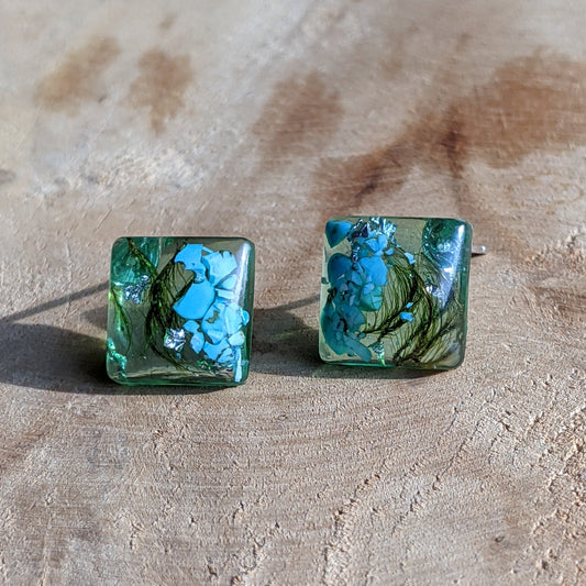 Handmade turquoise stone moss and silver flakes resin square stud earrings 12mm, EL Creations Belgium