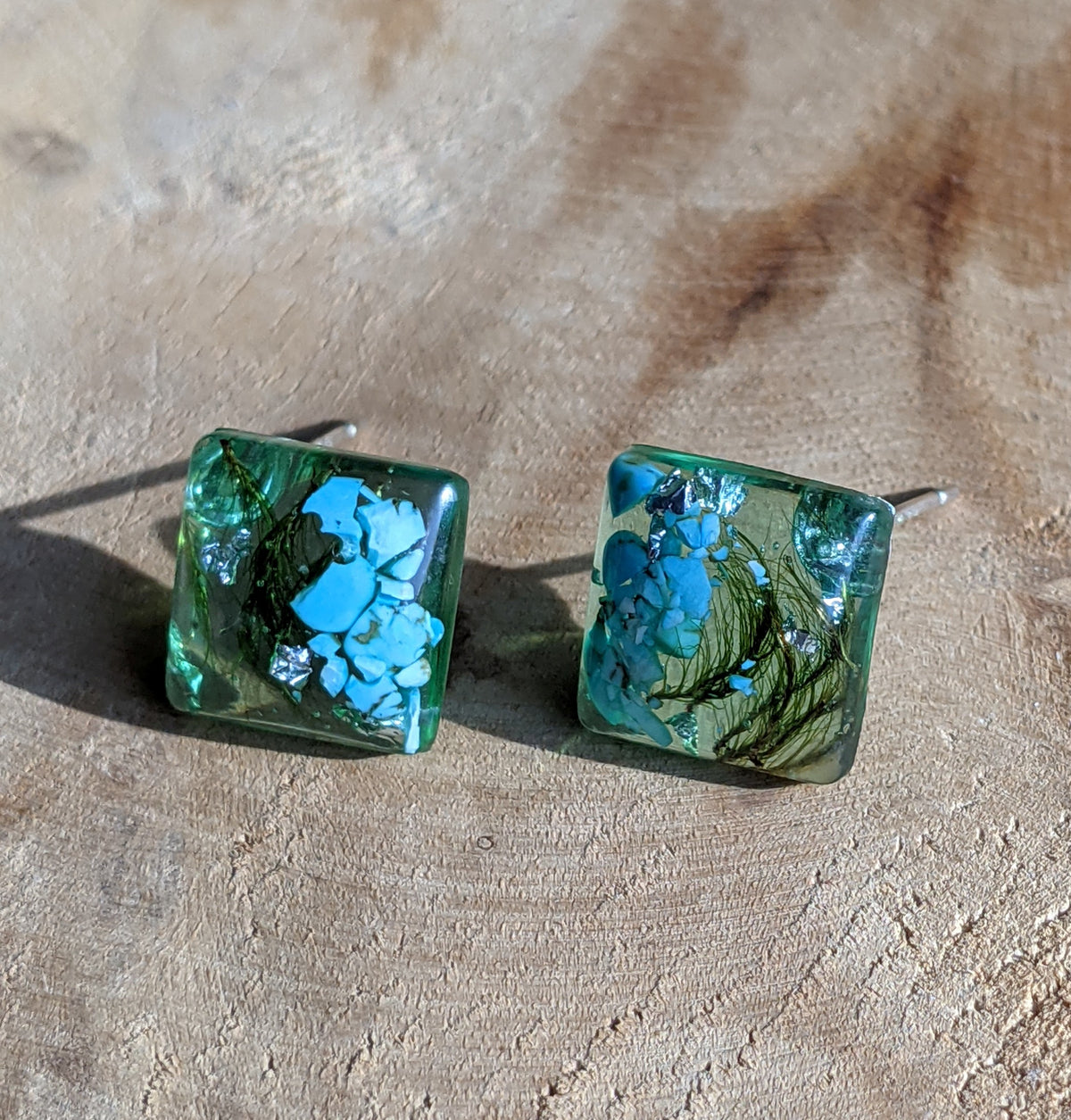 Turquoise stone moss silver flake resin square studs top view, coastal nature jewelry handmade in Belgium