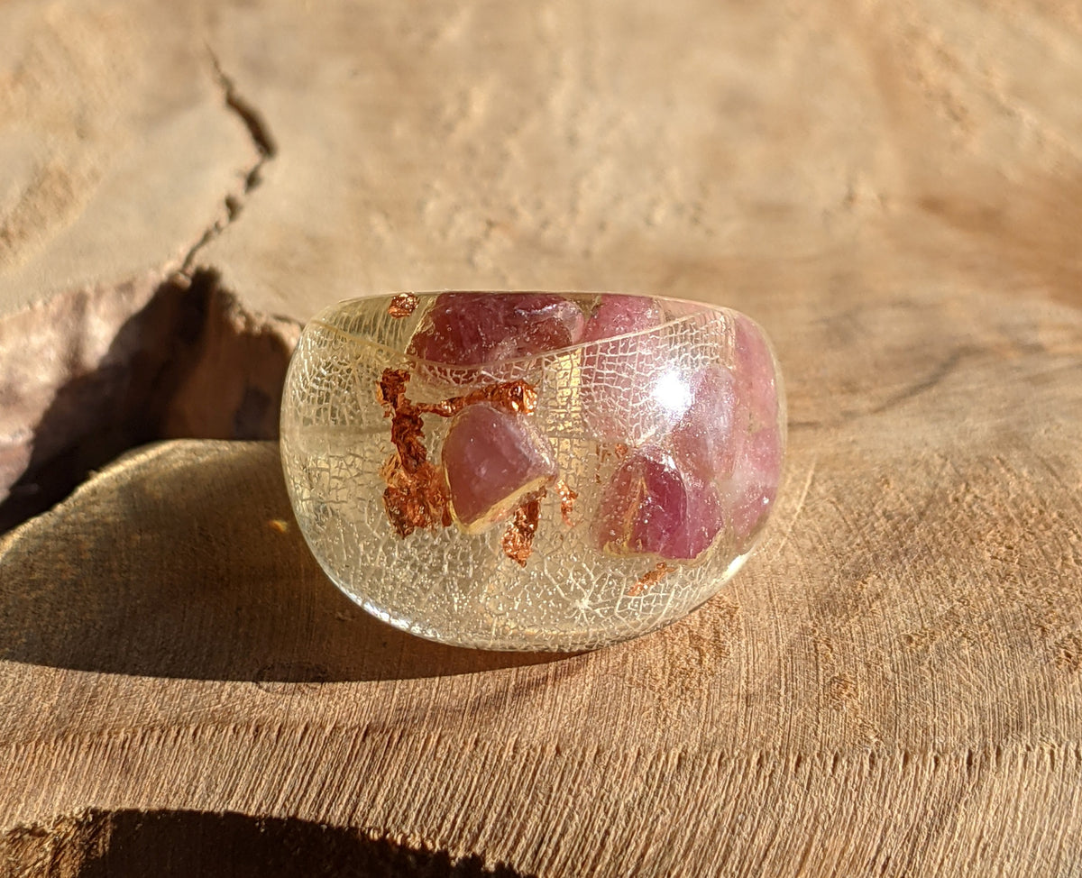 Unique botanical resin ring featuring pink tourmaline and preserved leaf by EL-Creations