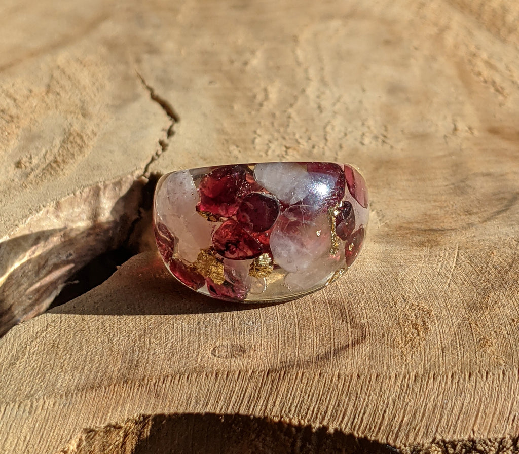 Bague en résine de quartz rose et grenat