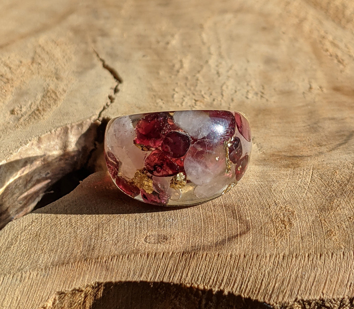 Unique handmade gemstone resin ring with garnet and rose quartz by EL-Creations