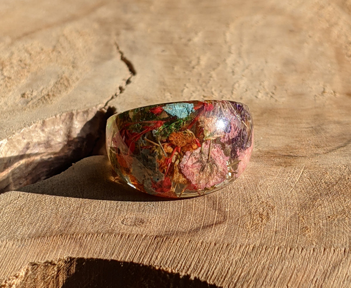 Colorful flower resin ring handcrafted with real flowers by EL-Creations