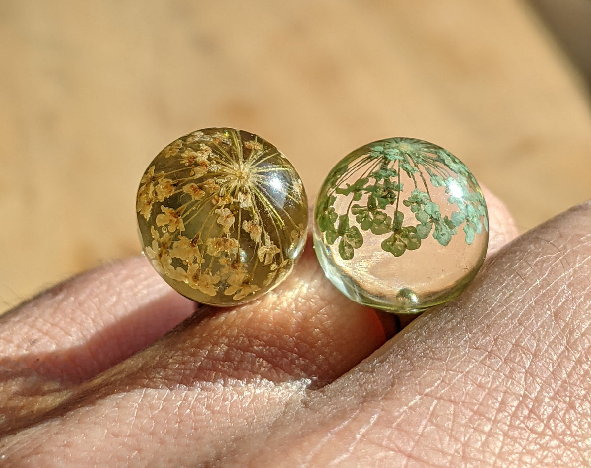Real flower resin ball ring top view, botanical jewelry handmade in Belgium