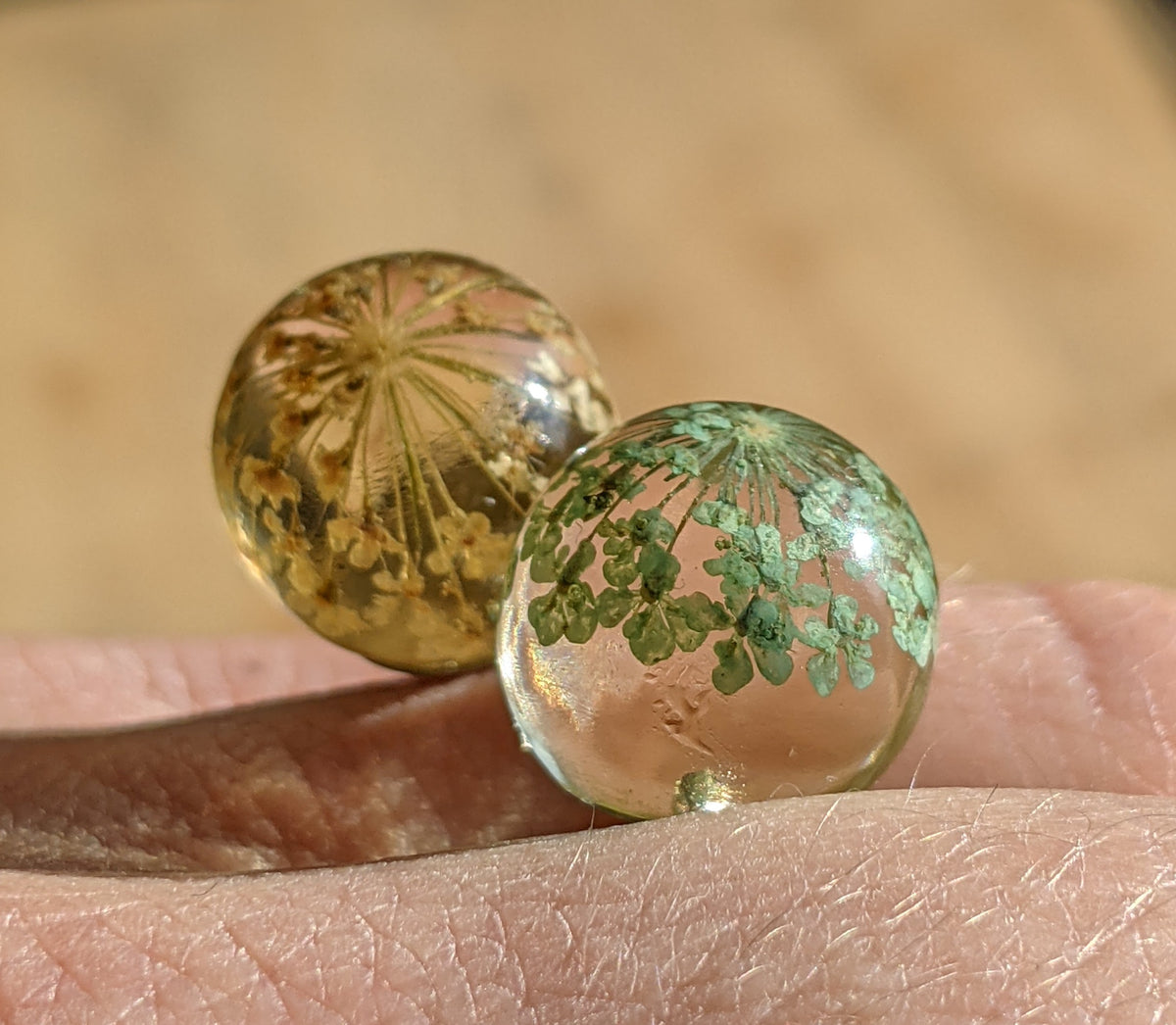 Adjustable botanical resin ring with preserved flowers side view, EL-Creations