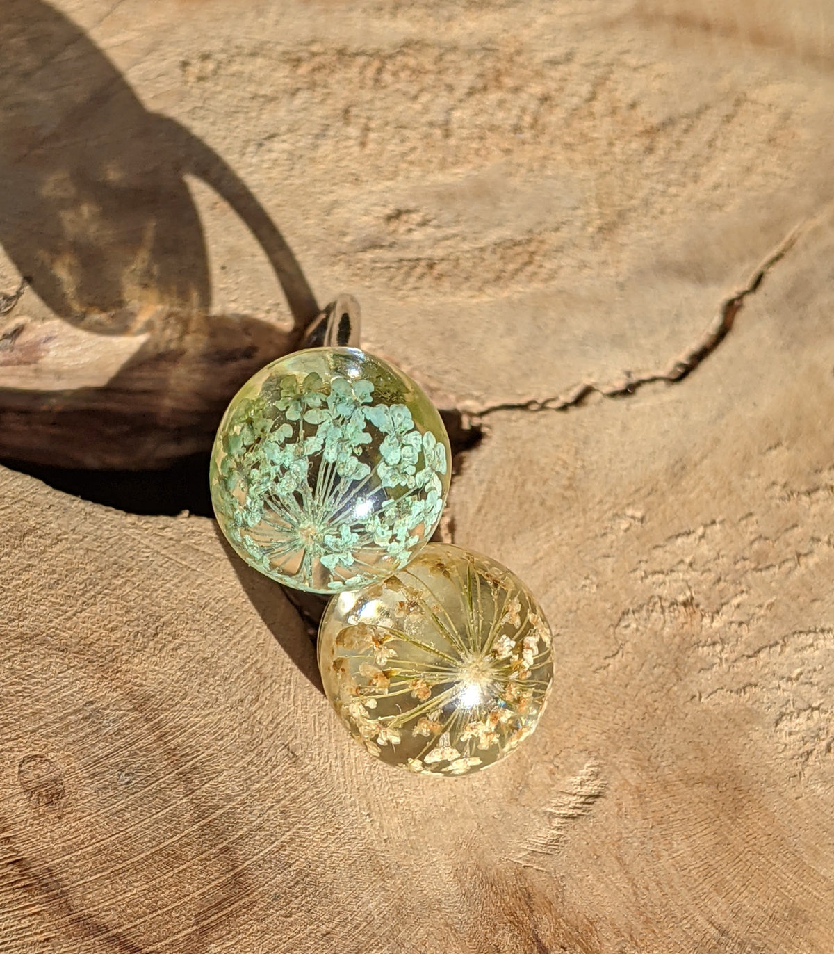 Real dried flower resin ring detail, botanical jewelry crafted in Belgium