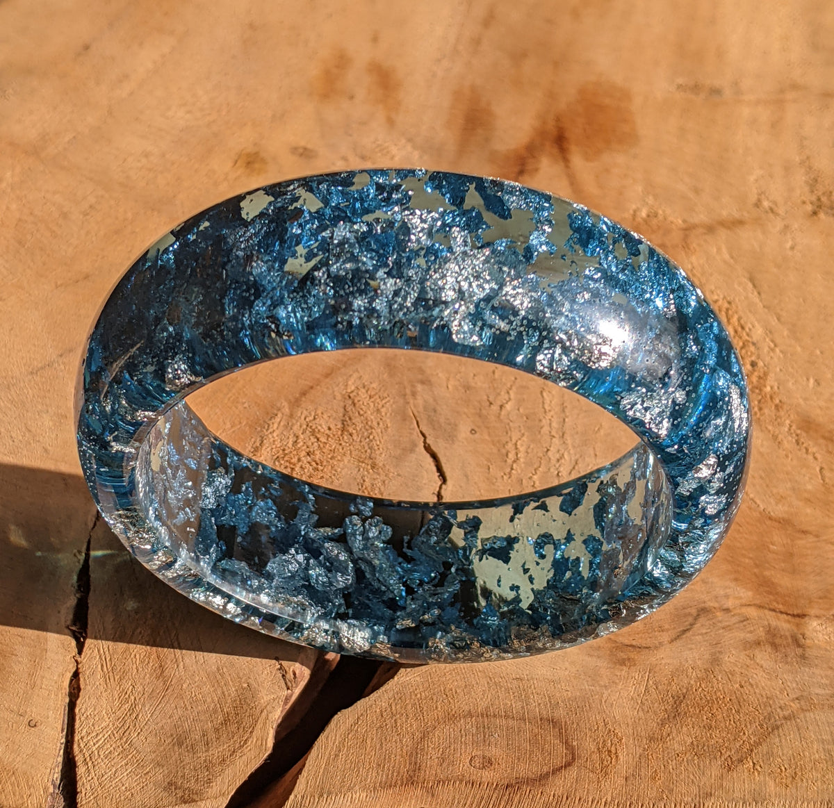 Modern statement bracelet with silver flakes in resin – EL-Creations