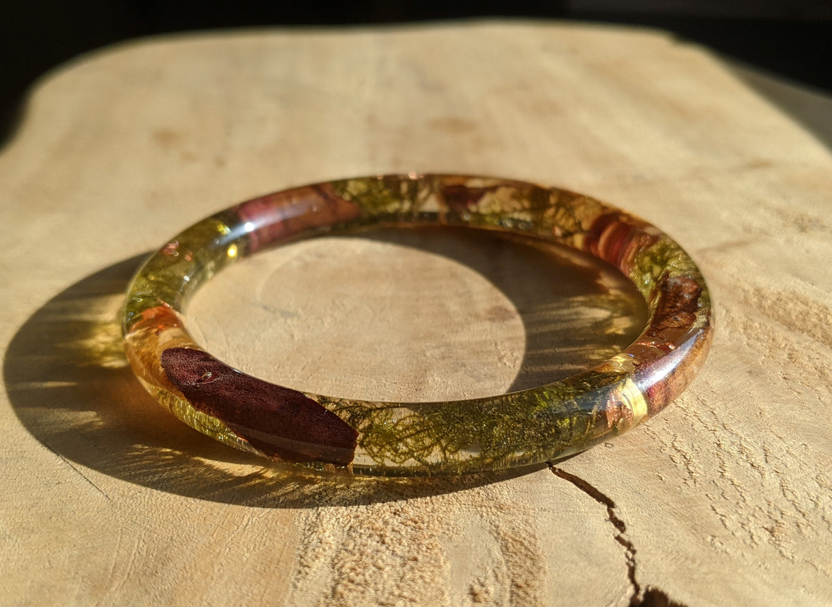 Slim resin bracelet featuring preserved rose leaves – EL-Creations
