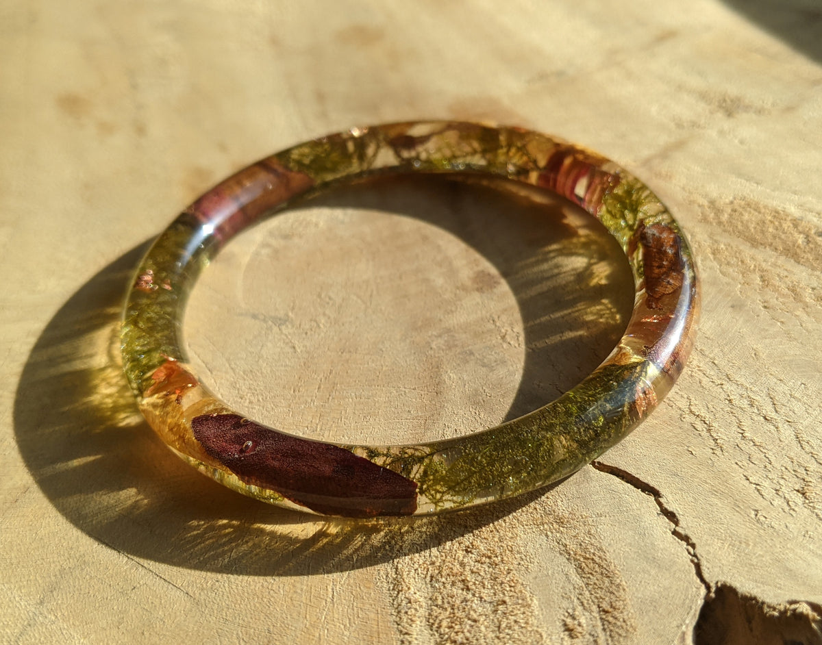 Nature inspired bangle with genuine moss and botanical details – EL-Creations
