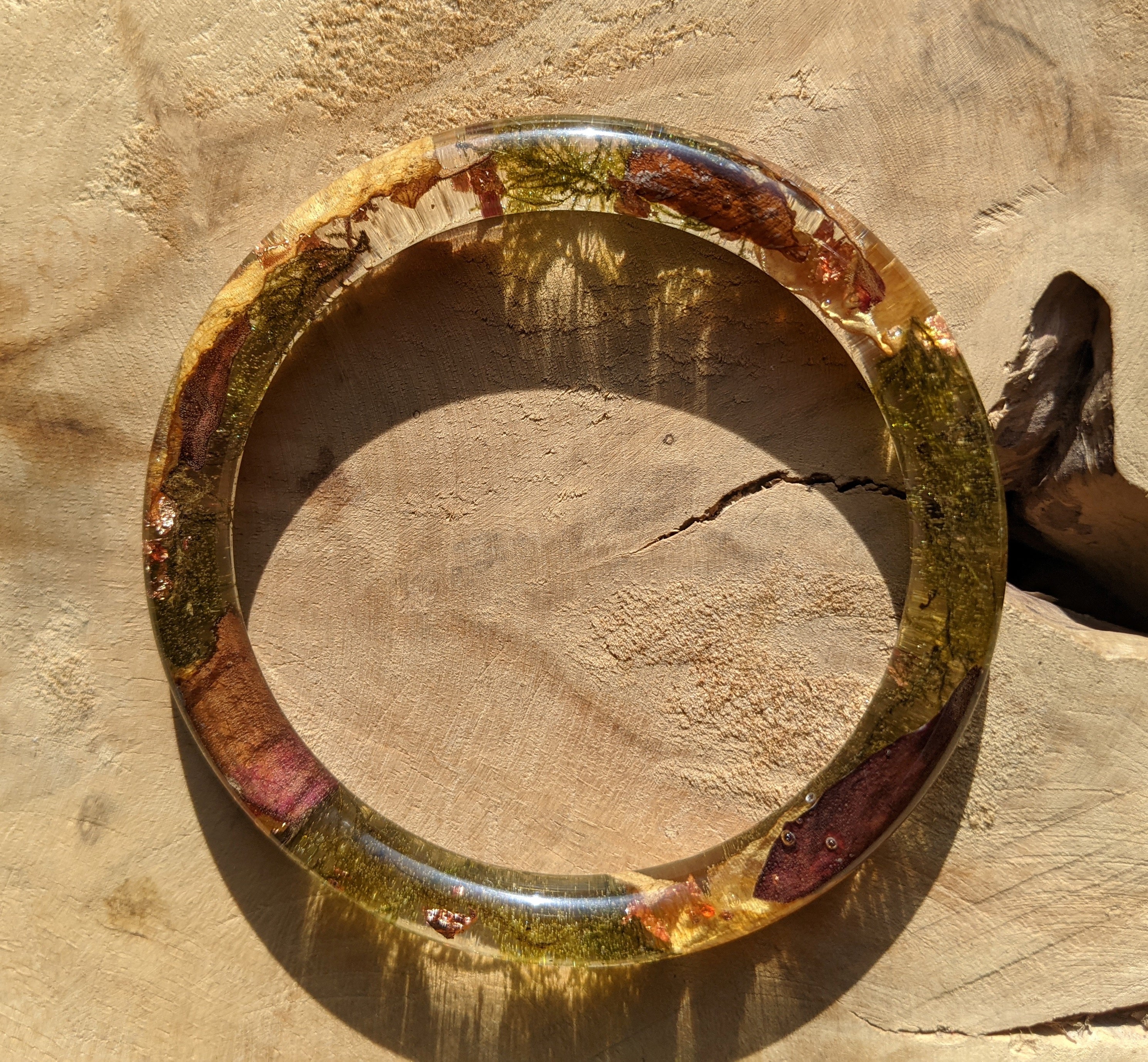 Bracelet jonc fin en résine orné de véritables feuilles de rose et de mousse, bijou inspiré par la nature