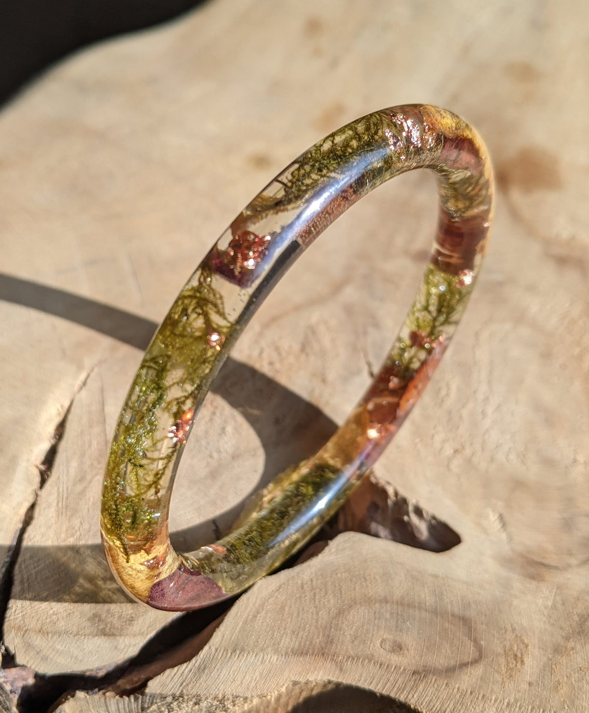 Elegant handmade resin bangle with real moss and rose leaves – EL-Creations