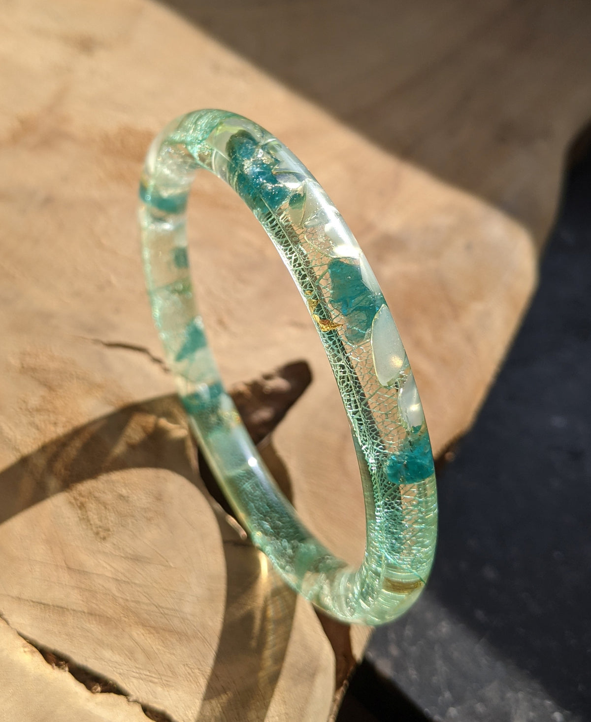 Resin bangle featuring natural skeleton leaves and blue gemstones – EL-Creations