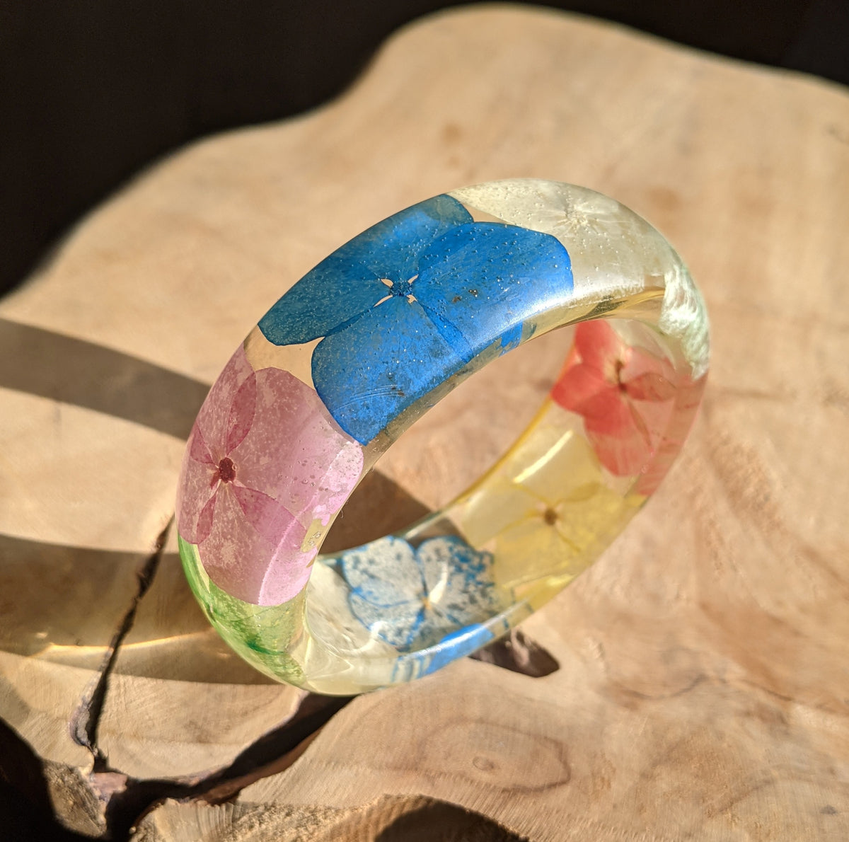 Real hydrangea flower bracelet preserved in crystal-clear resin – EL-Creations
