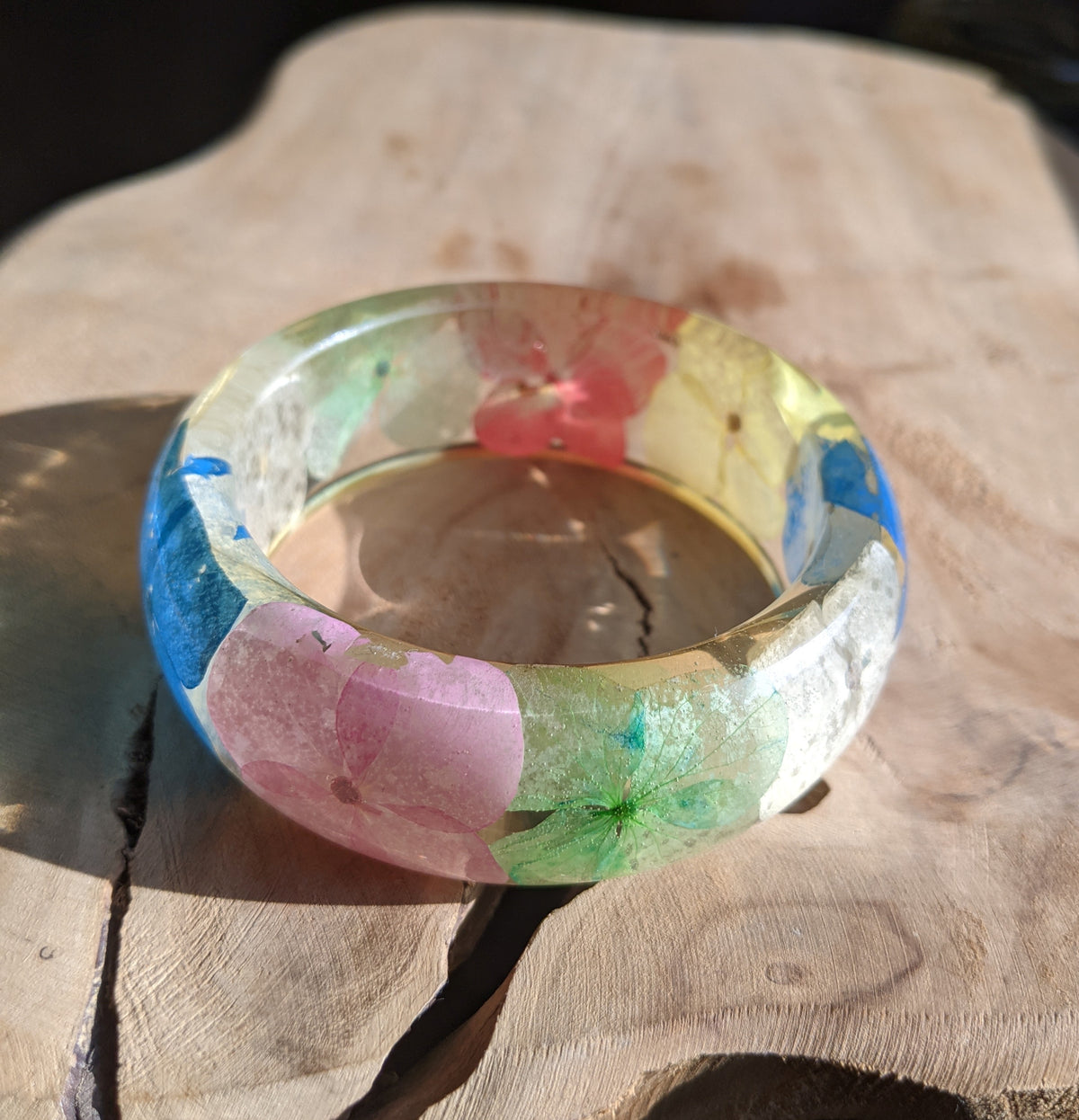 Artisan handmade hydrangea resin bracelet – EL-Creations