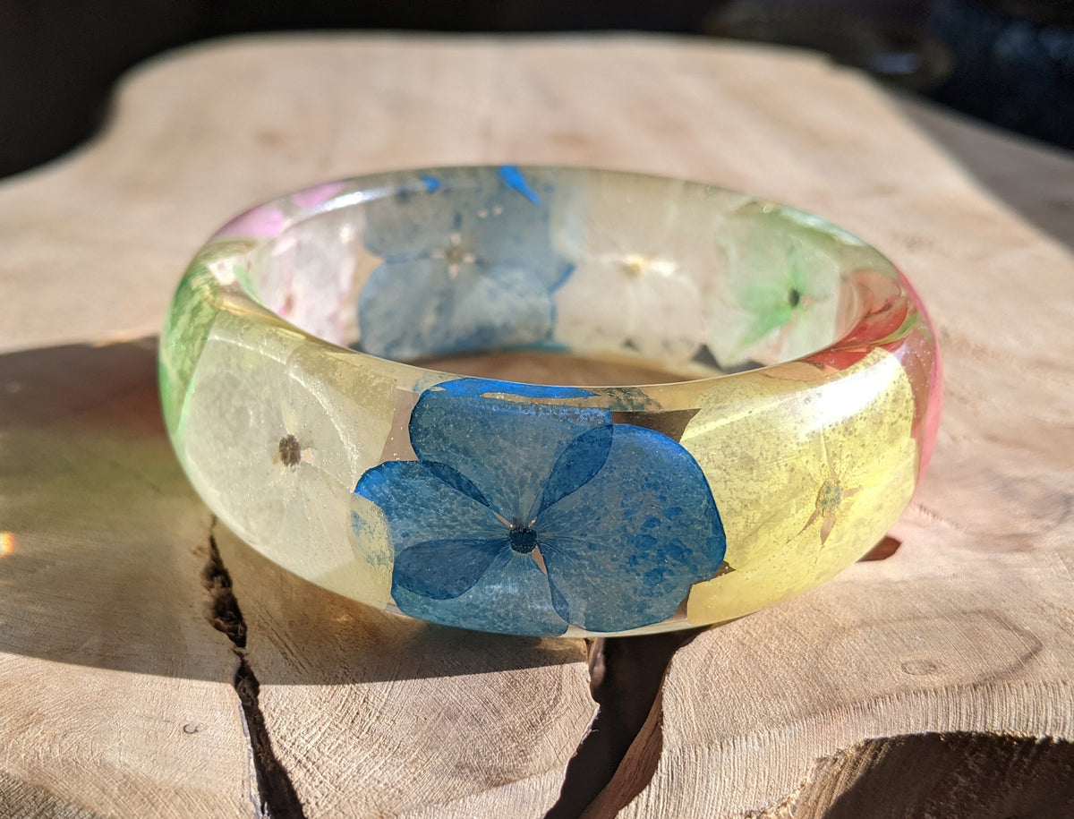 Botanical resin bangle with colourful hydrangea petals – EL-Creations