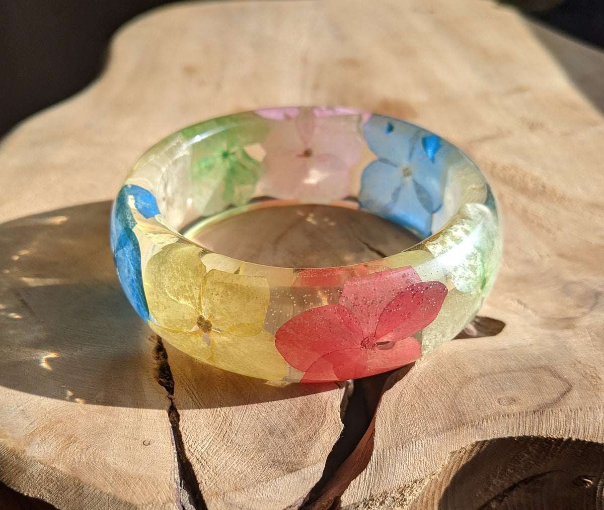 Elegant real flower bangle with preserved hydrangea petals – EL-Creations