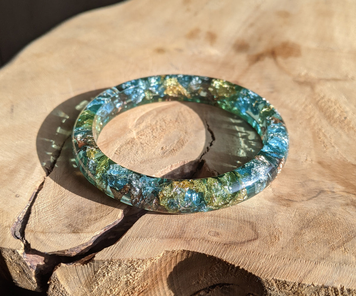 Elegant resin bracelet with mixed metallic flakes – EL-Creations