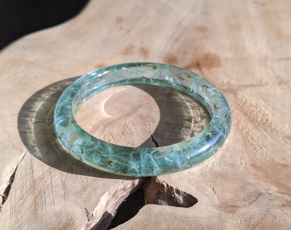 Handmade bracelet with preserved dandelion seeds in crystal-clear resin – EL-Creations
