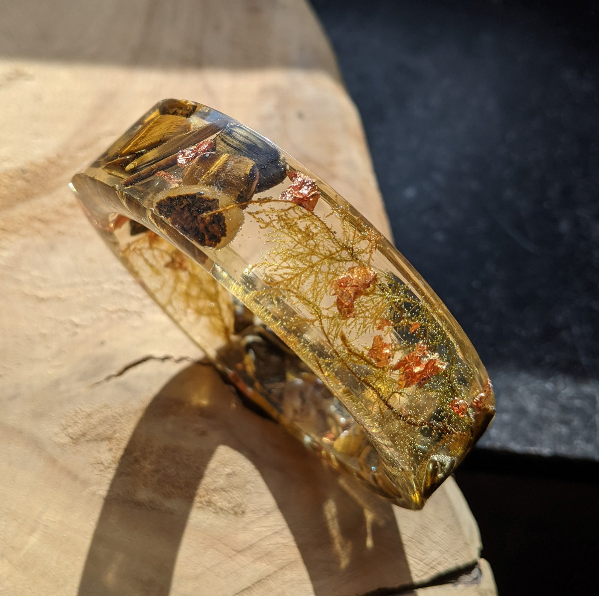 Crystal clear resin bangle with moss and gemstone – EL-Creations