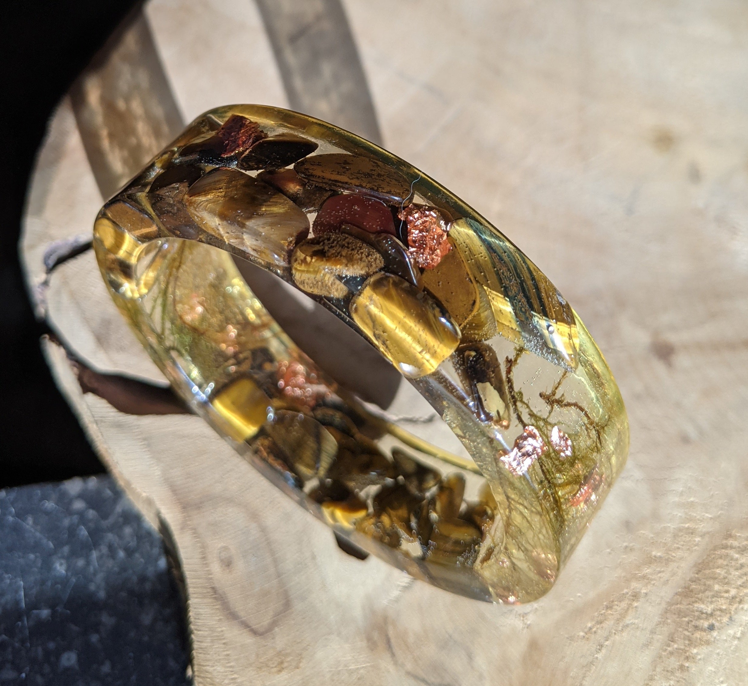 Bracelet en résine œil de tigre et mousse forestière