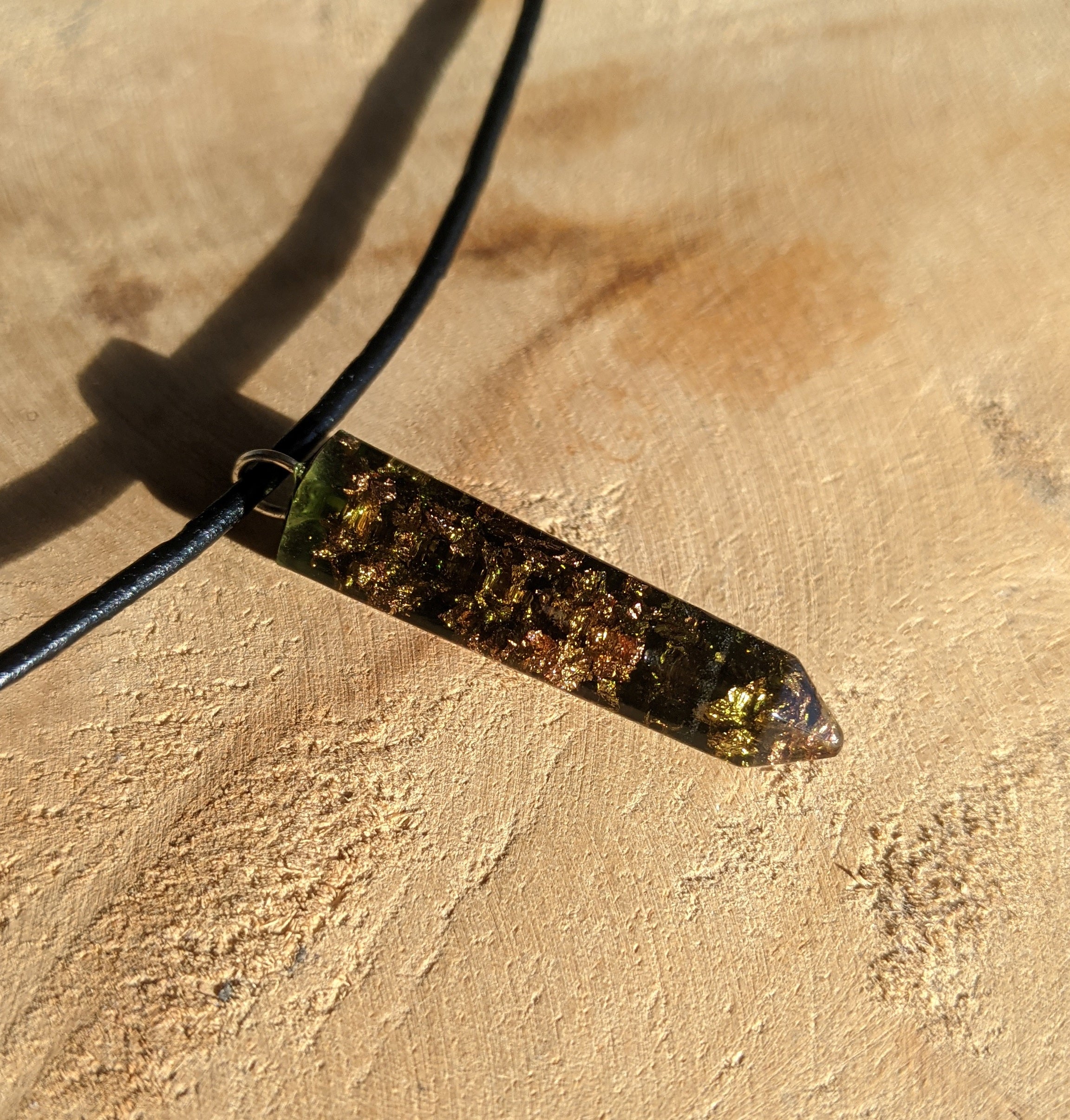 Collier en résine à pointe de cristal vert avec paillettes de cuivre et cordon textile ajustable