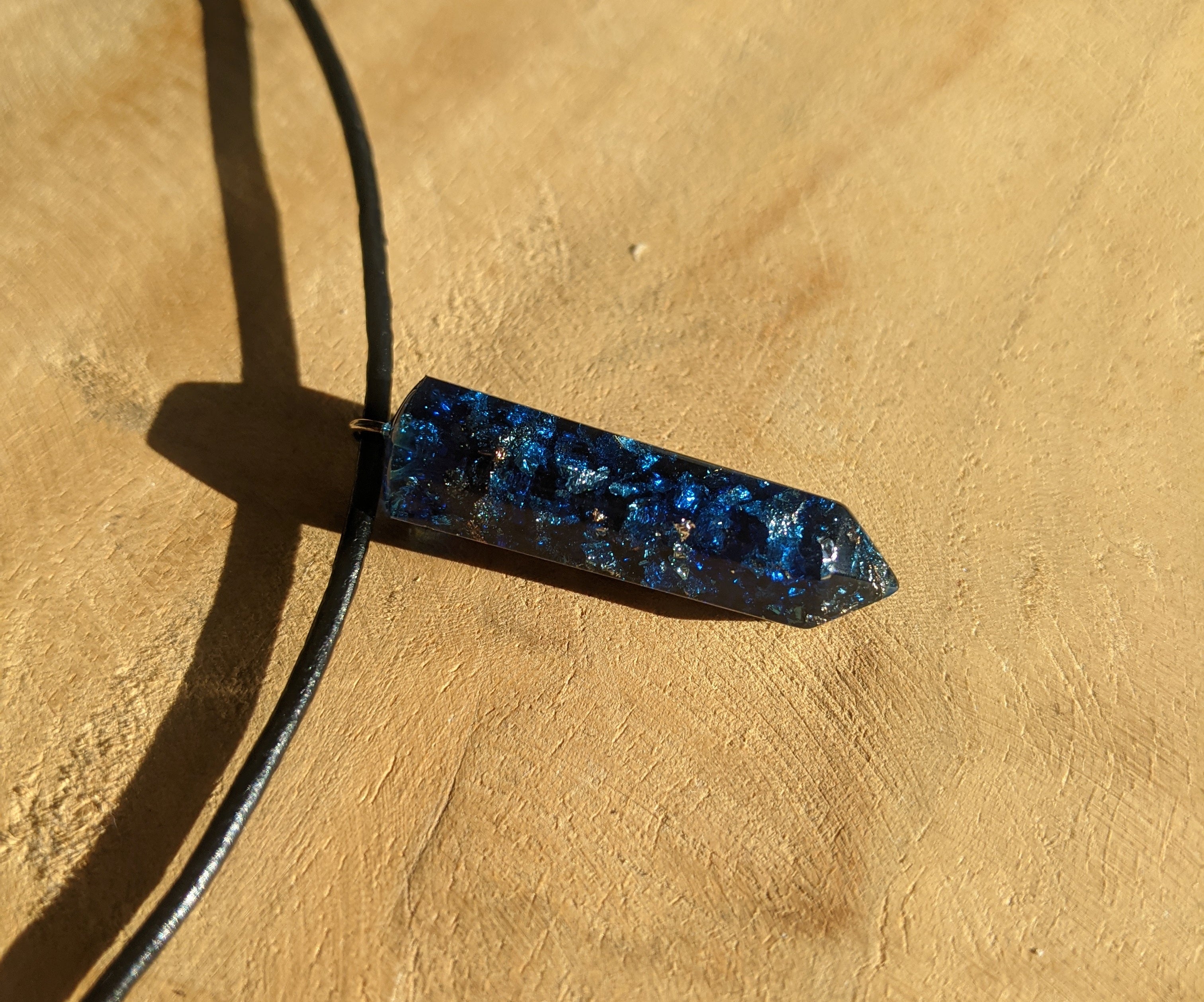 Collier en résine à pointe de cristal bleu avec paillettes métalliques et cordon textile ajustable