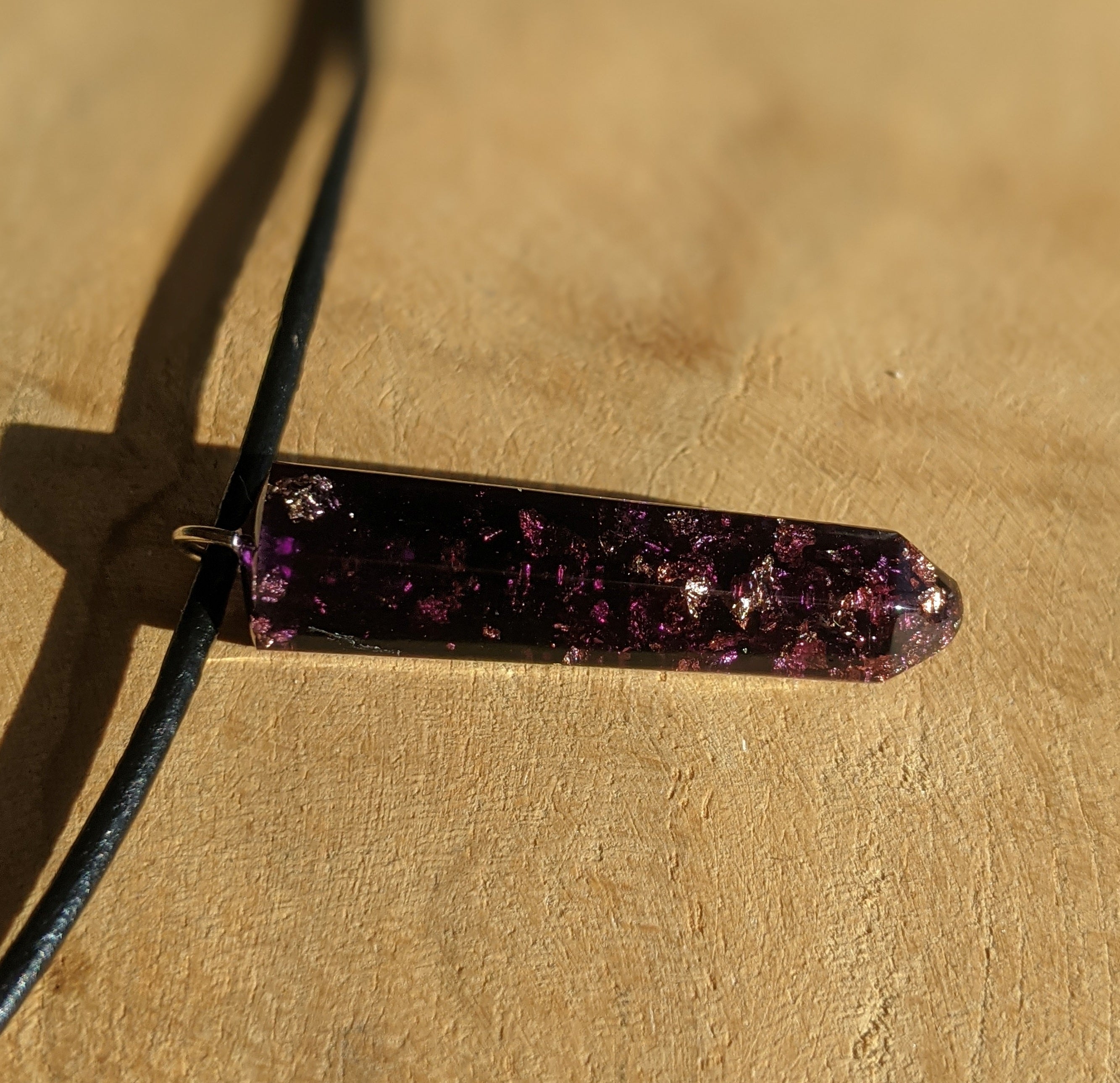 Collier cylindrique en résine violette avec paillettes de cuivre et d'or et cordon textile ajustable