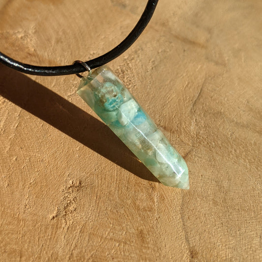 Amazonite crystal point resin necklace with natural stone details EL-Creations