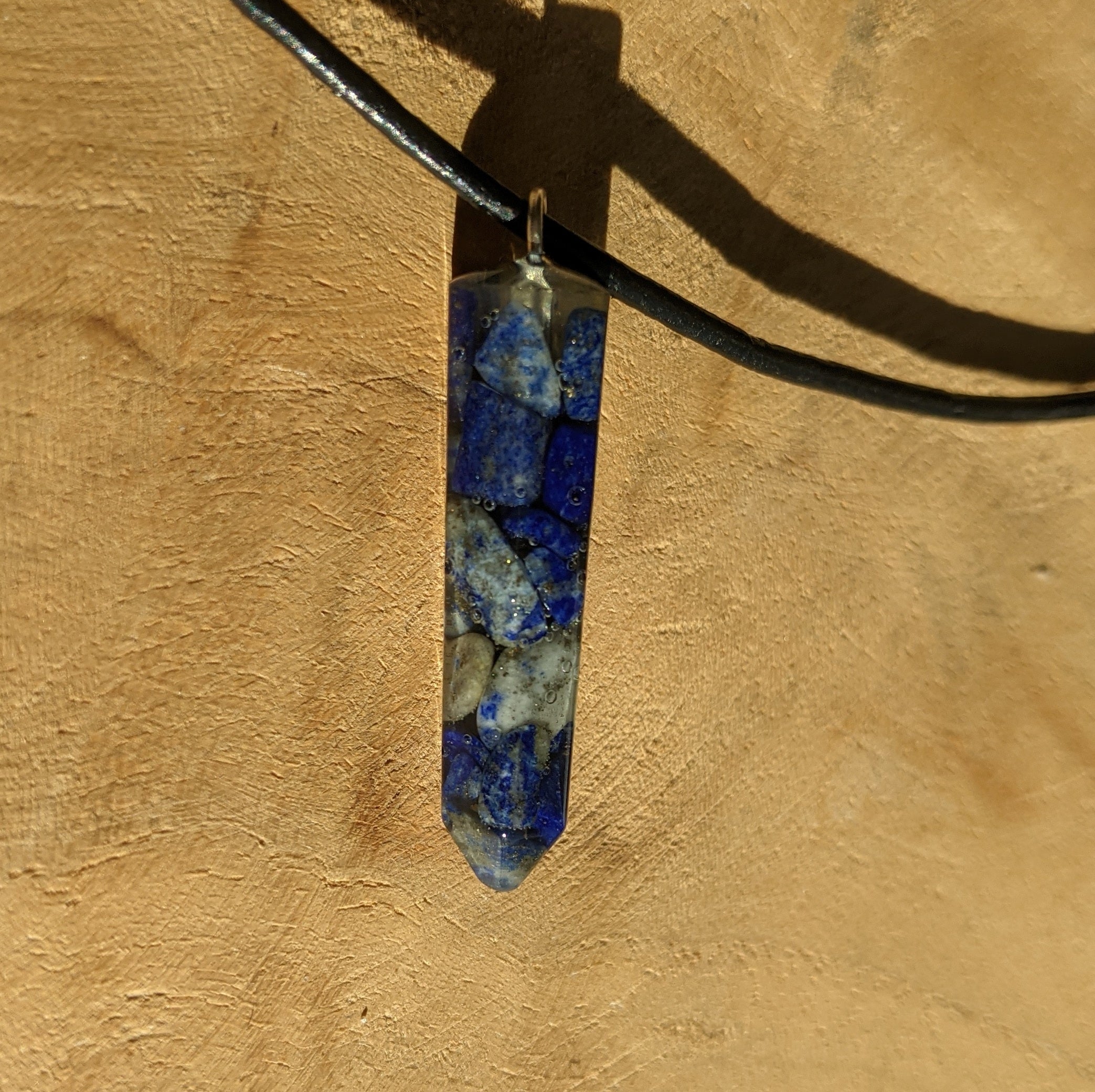Collier en résine avec pointe de cristal de lapis-lazuli, pierres naturelles et cordon textile ajustable