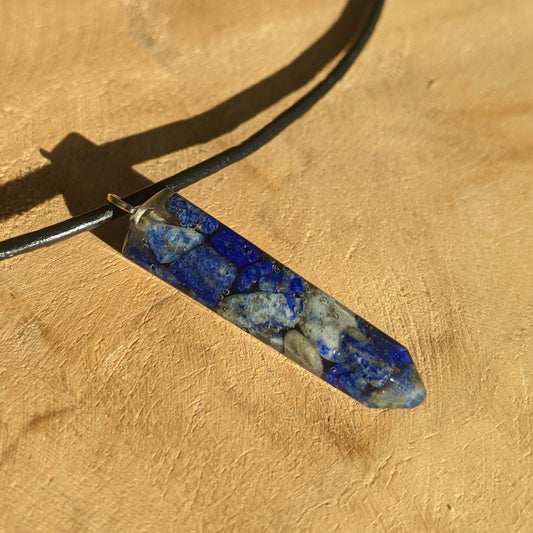Lapis lazuli crystal point resin necklace with natural stone details EL-Creations