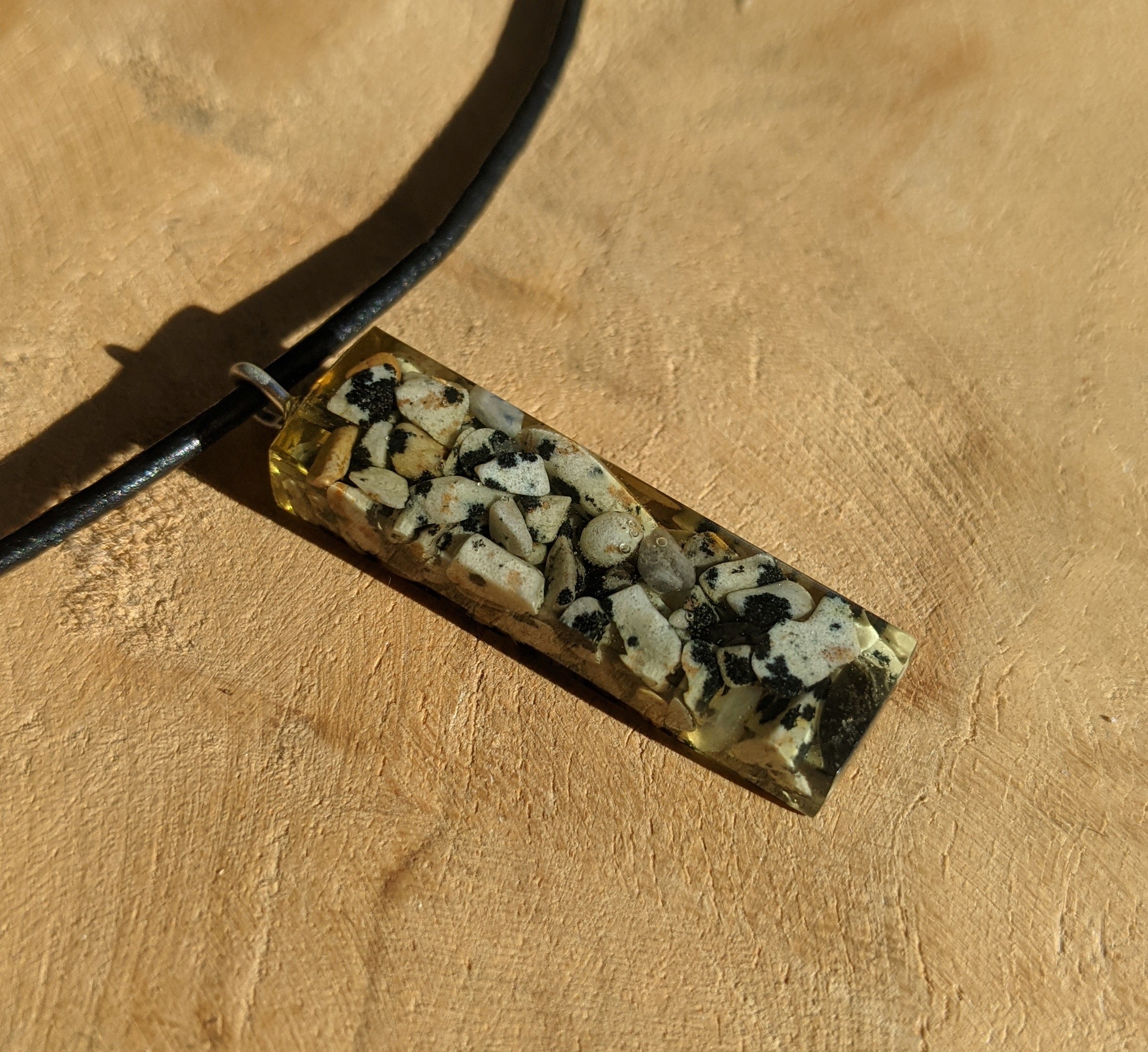 Collier rectangulaire en résine avec pierres naturelles et cordon en cuir ajustable, motif pierre dalmatienne