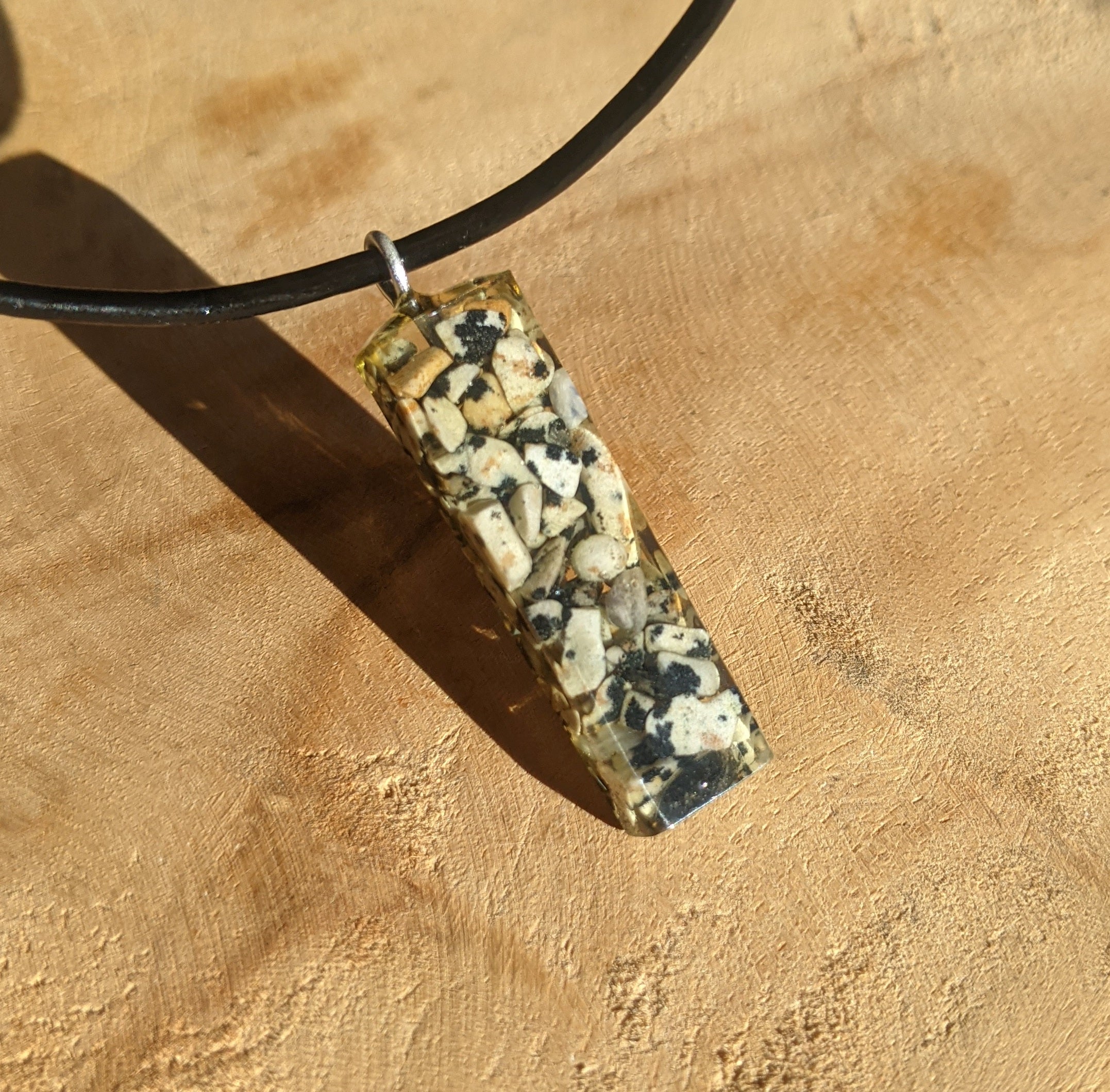 Collier rectangulaire en résine avec pierres naturelles et cordon en cuir ajustable, motif pierre dalmatienne