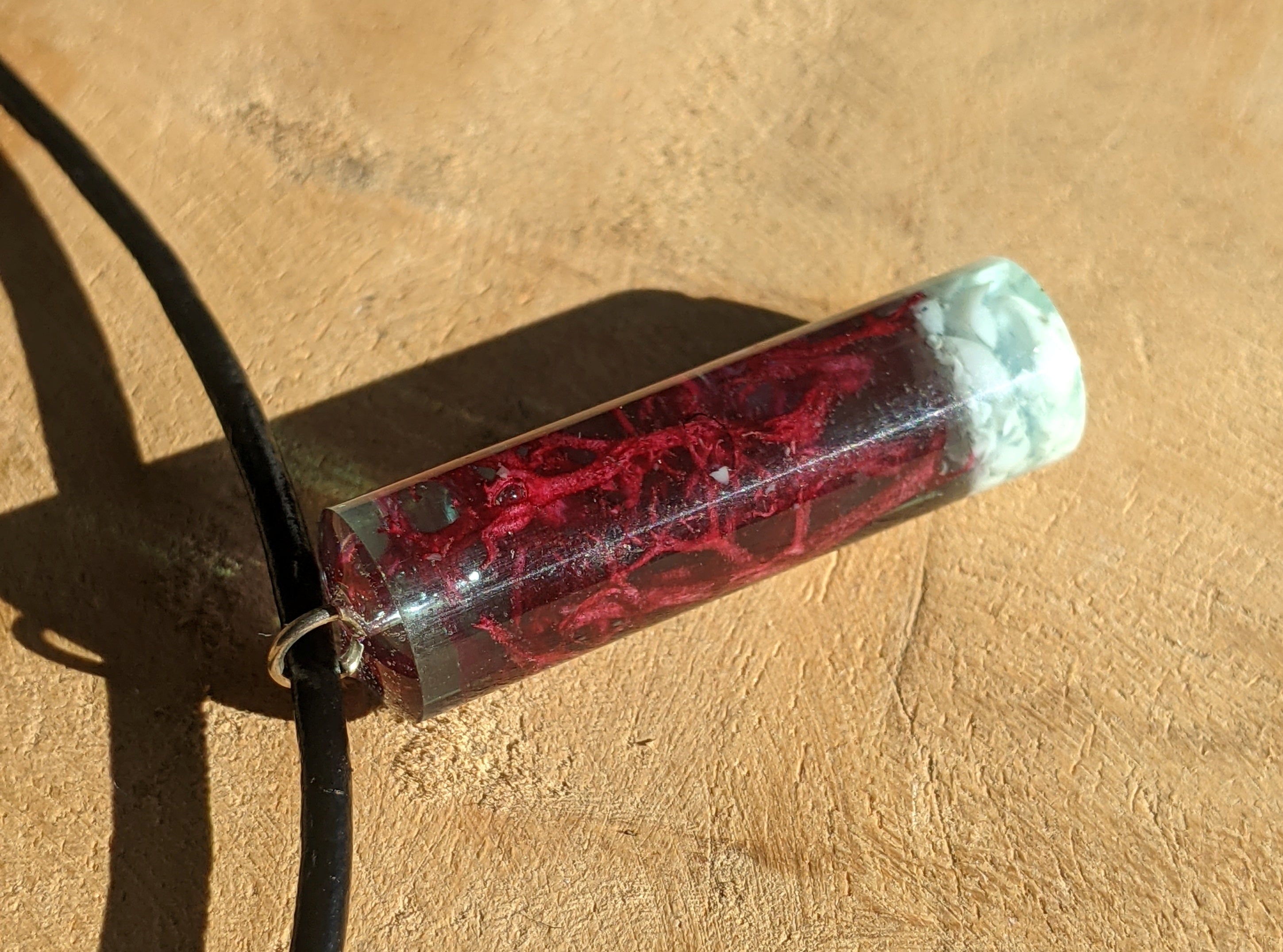 Collier cylindrique en résine avec pierre blanche et mousse, résine vert turquoise et cordon en cuir ajustable