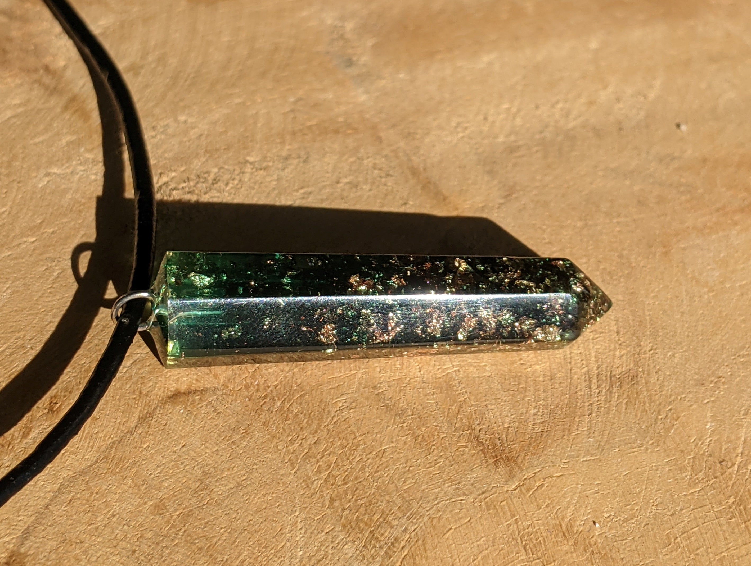 Collier en résine à pointe de cristal vert avec paillettes de cuivre et cordon en cuir ajustable - Grand modèle 45 mm