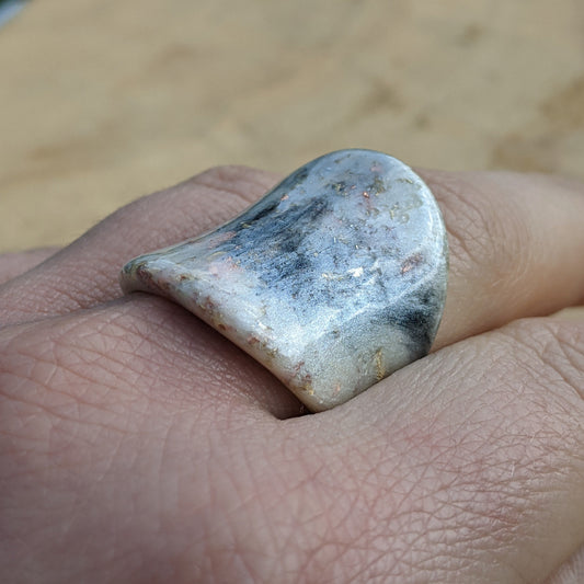 Handmade white and black marble resin ring with gold and copper flakes by EL-Creations