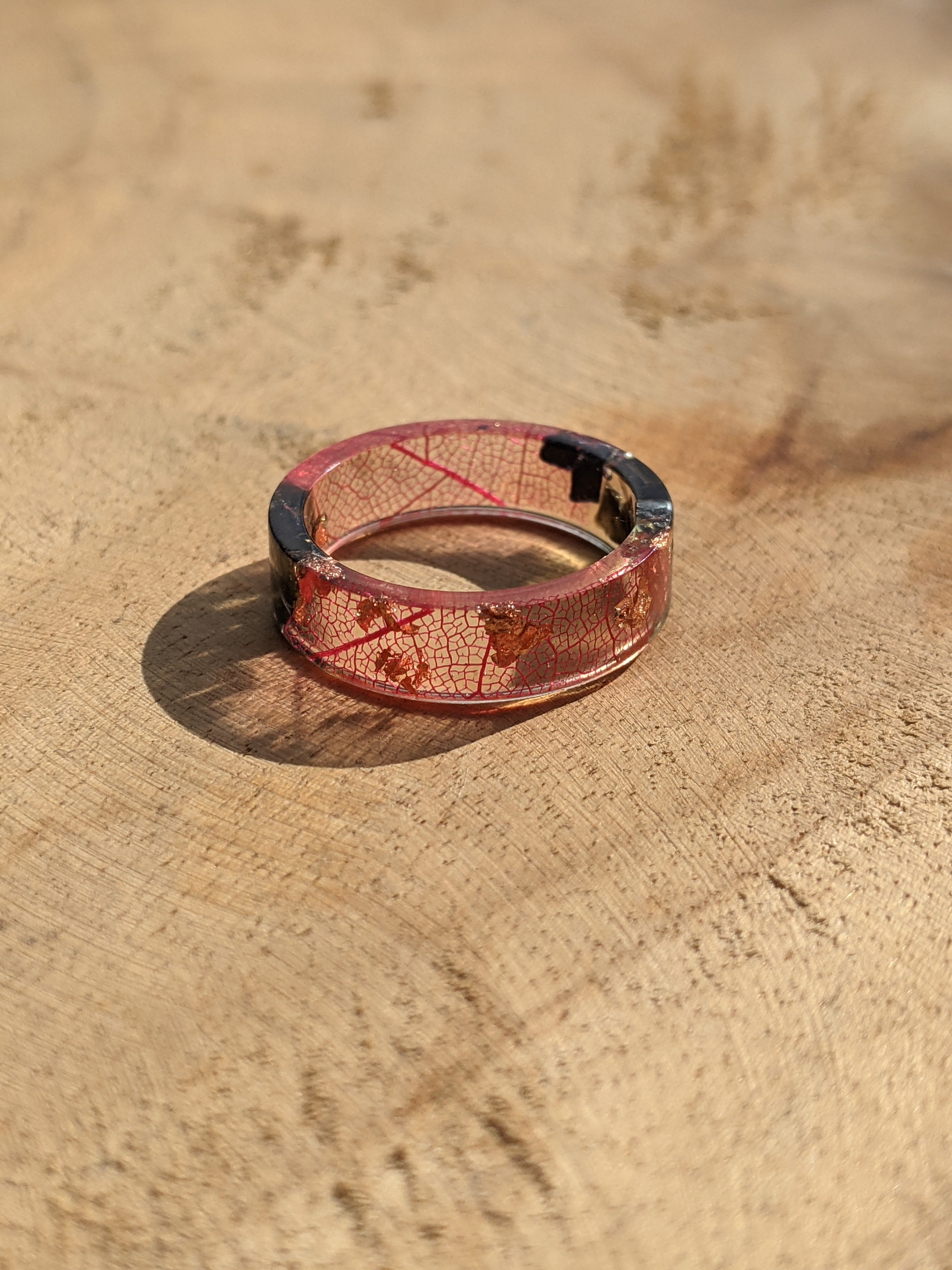Bague en résine de cuivre avec feuille squelette rouge et pierre de soleil bleue