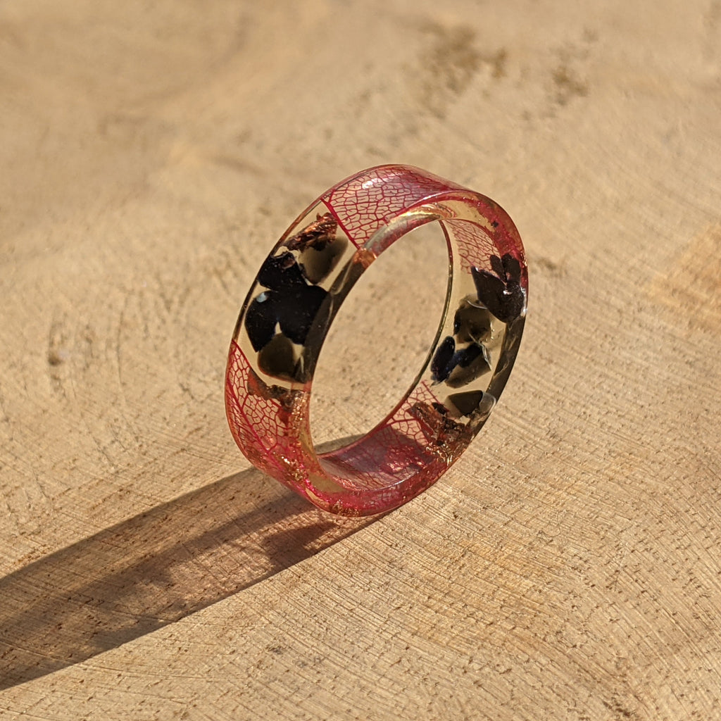 Bague en résine de cuivre avec feuille squelette rouge et pierre de soleil bleue