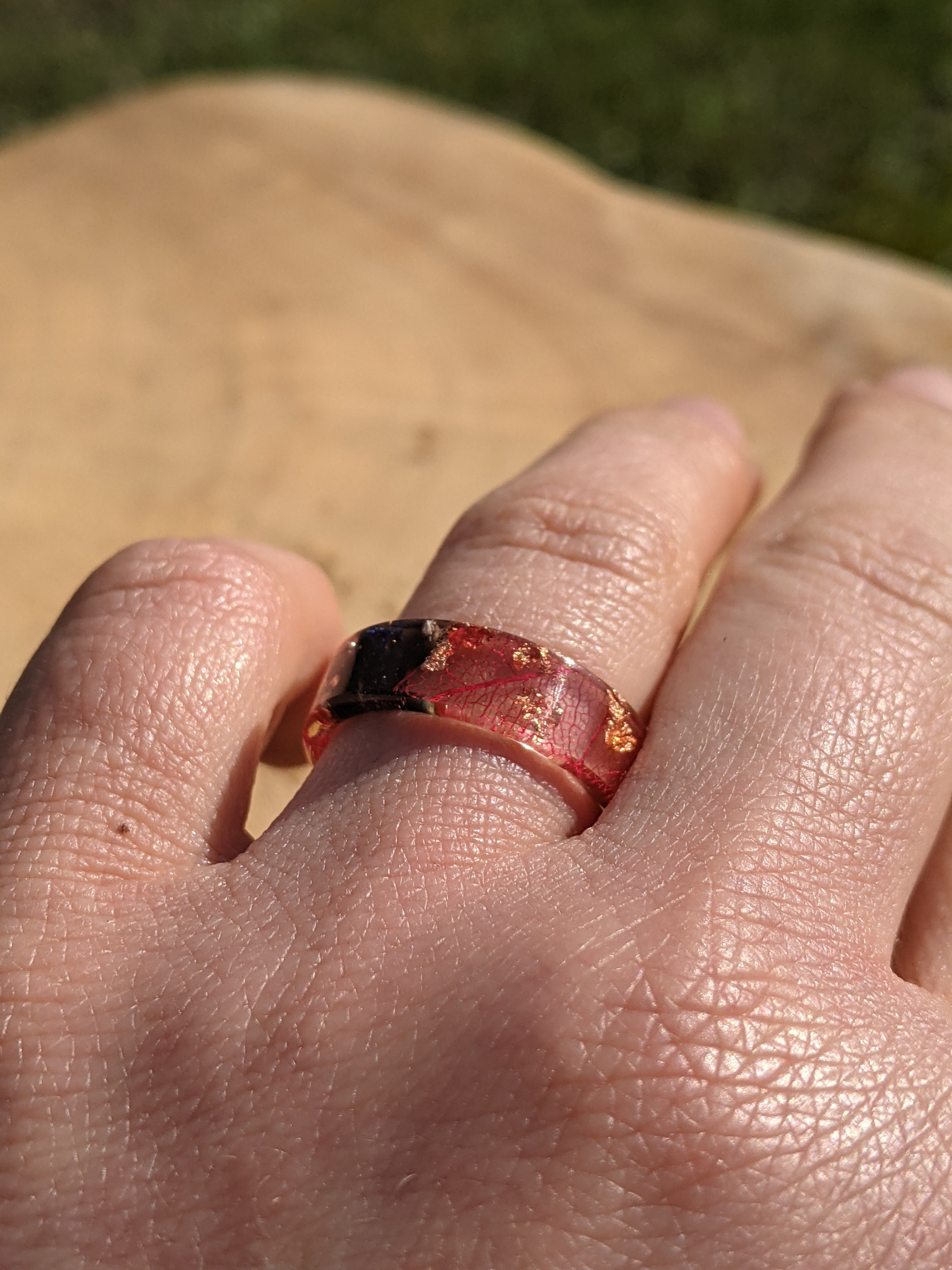 Bague en résine de cuivre avec feuille squelette rouge et pierre de soleil bleue