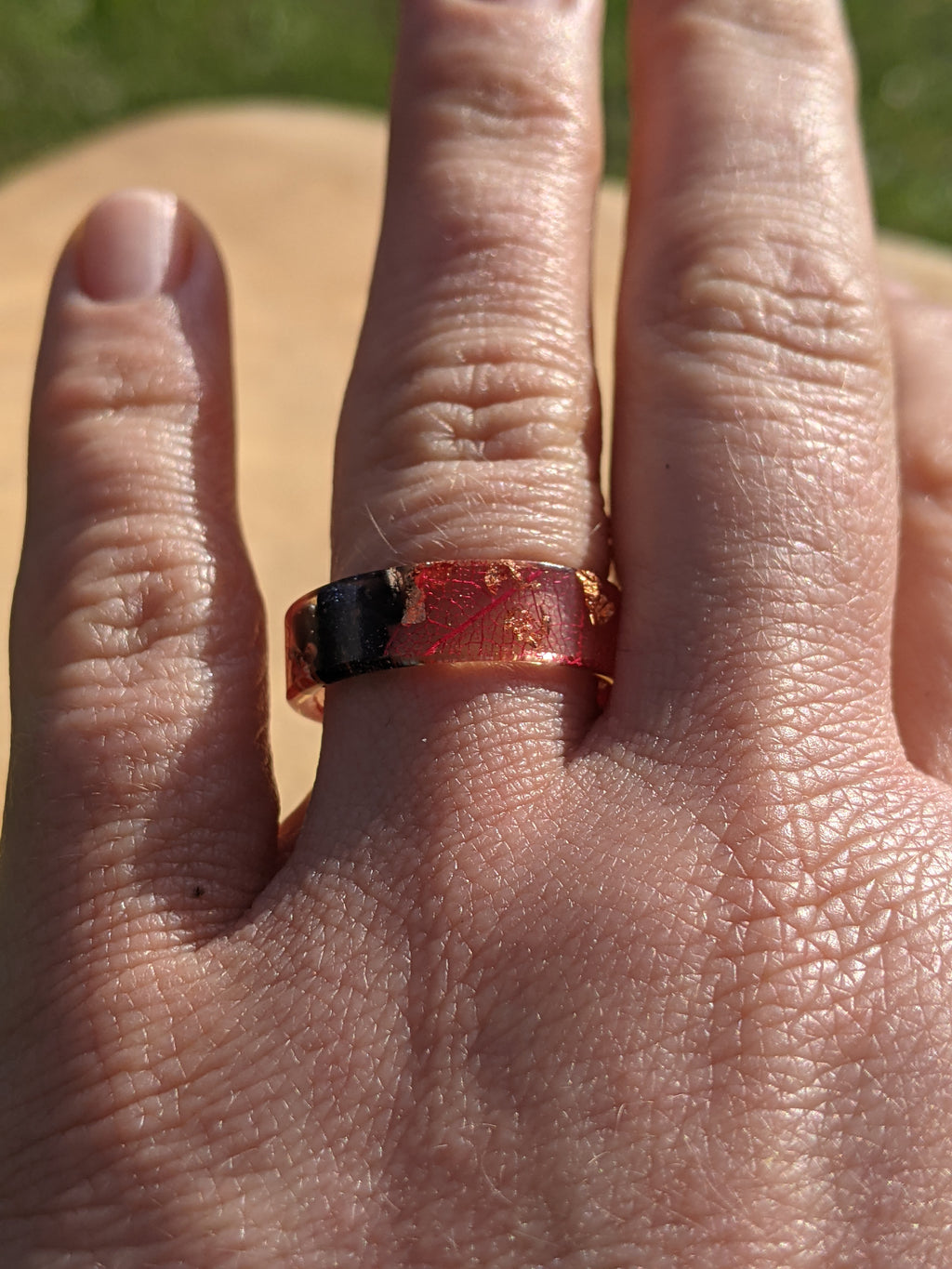 Bague en résine de cuivre avec feuille squelette rouge et pierre de soleil bleue
