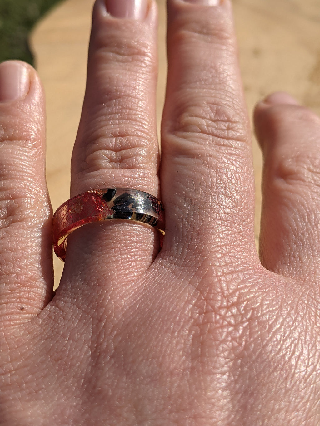 Bague en résine de cuivre avec feuille squelette rouge et pierre de soleil bleue