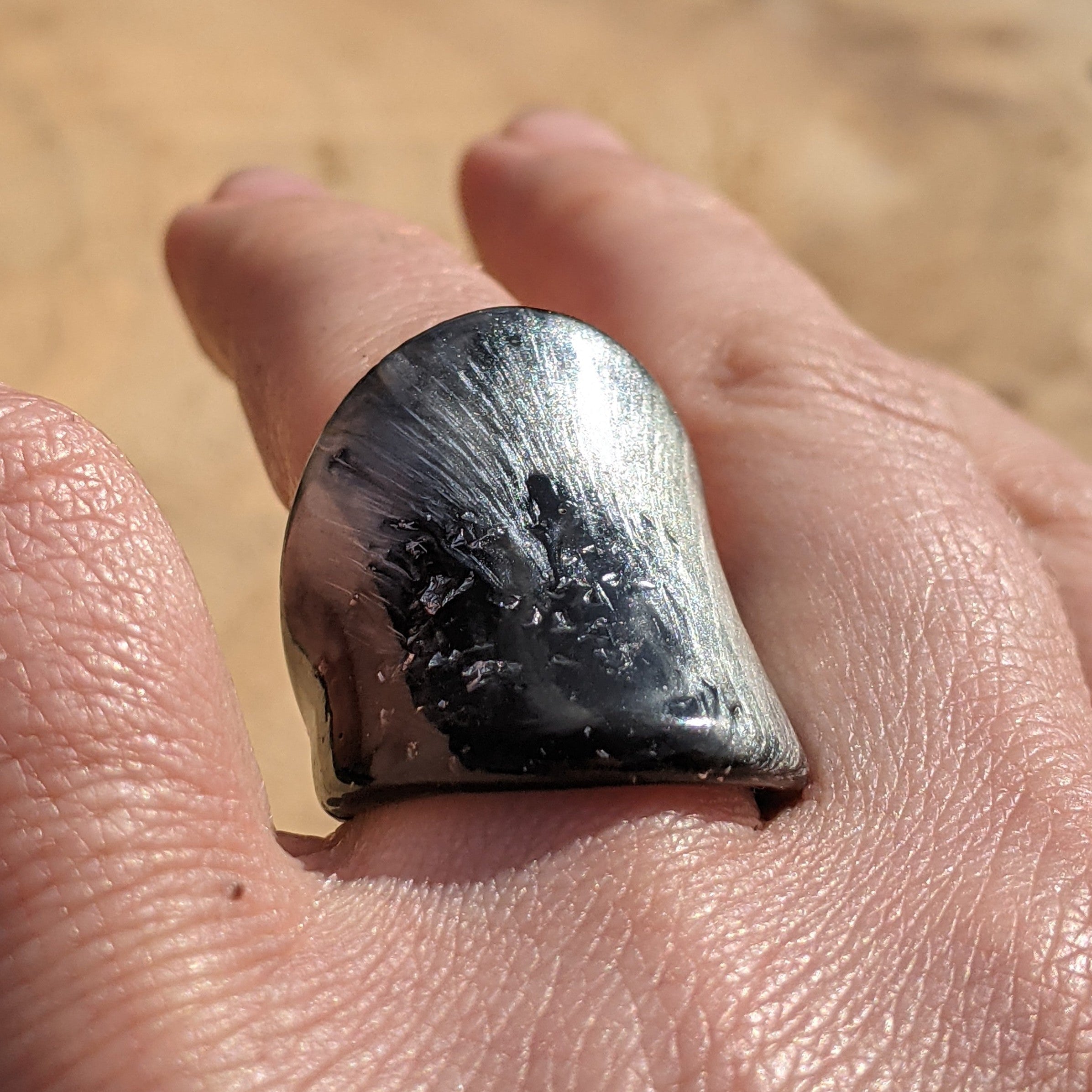 Bague en résine dégradée noire, blanche et argentée