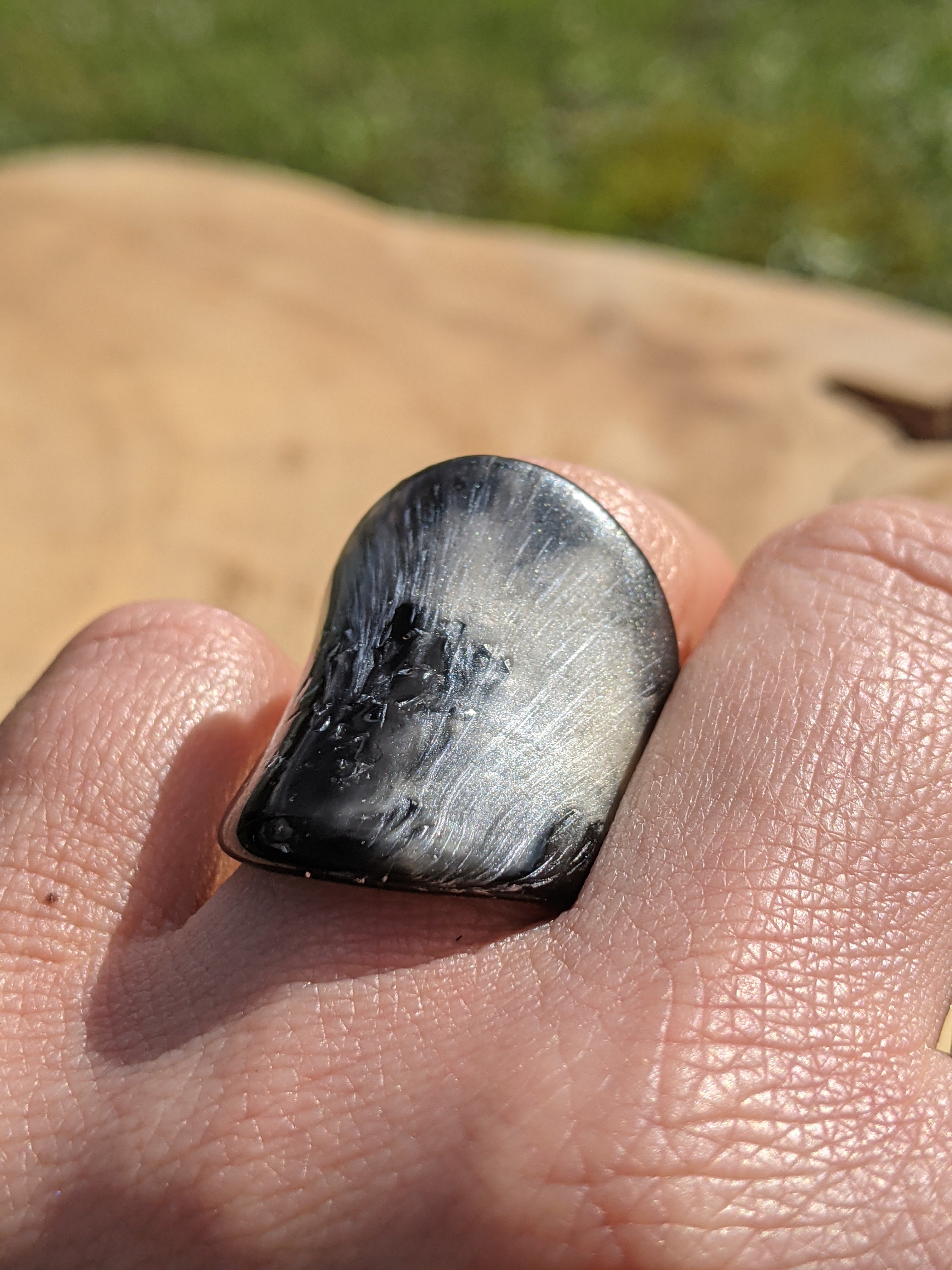Bague en résine dégradée noire, blanche et argentée