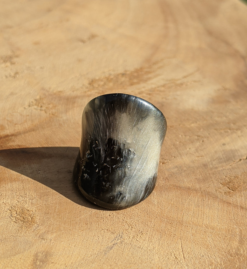 Bague en résine dégradée noire, blanche et argentée